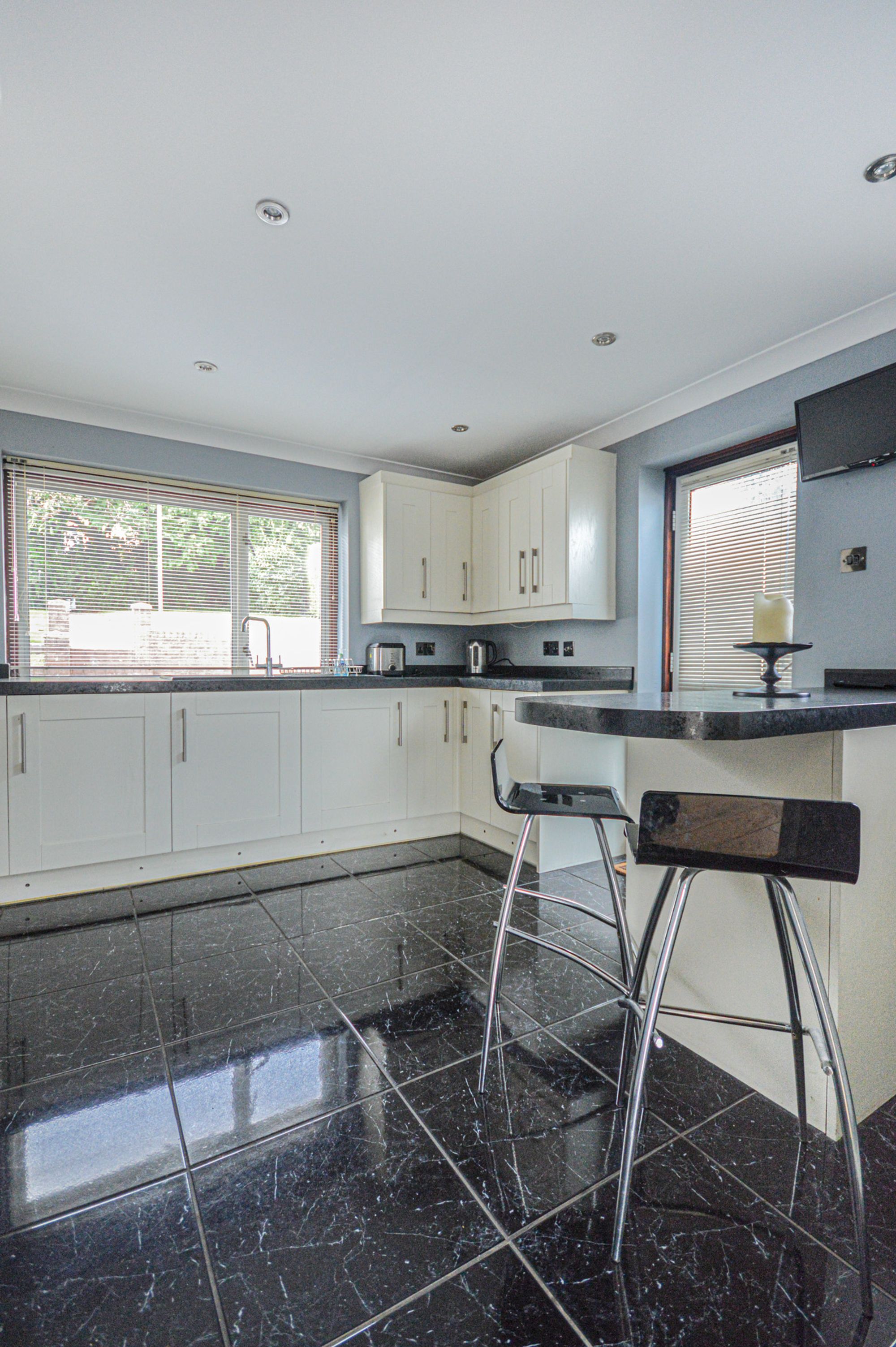 3 bed to rent in Fairfield Road, Newport 2