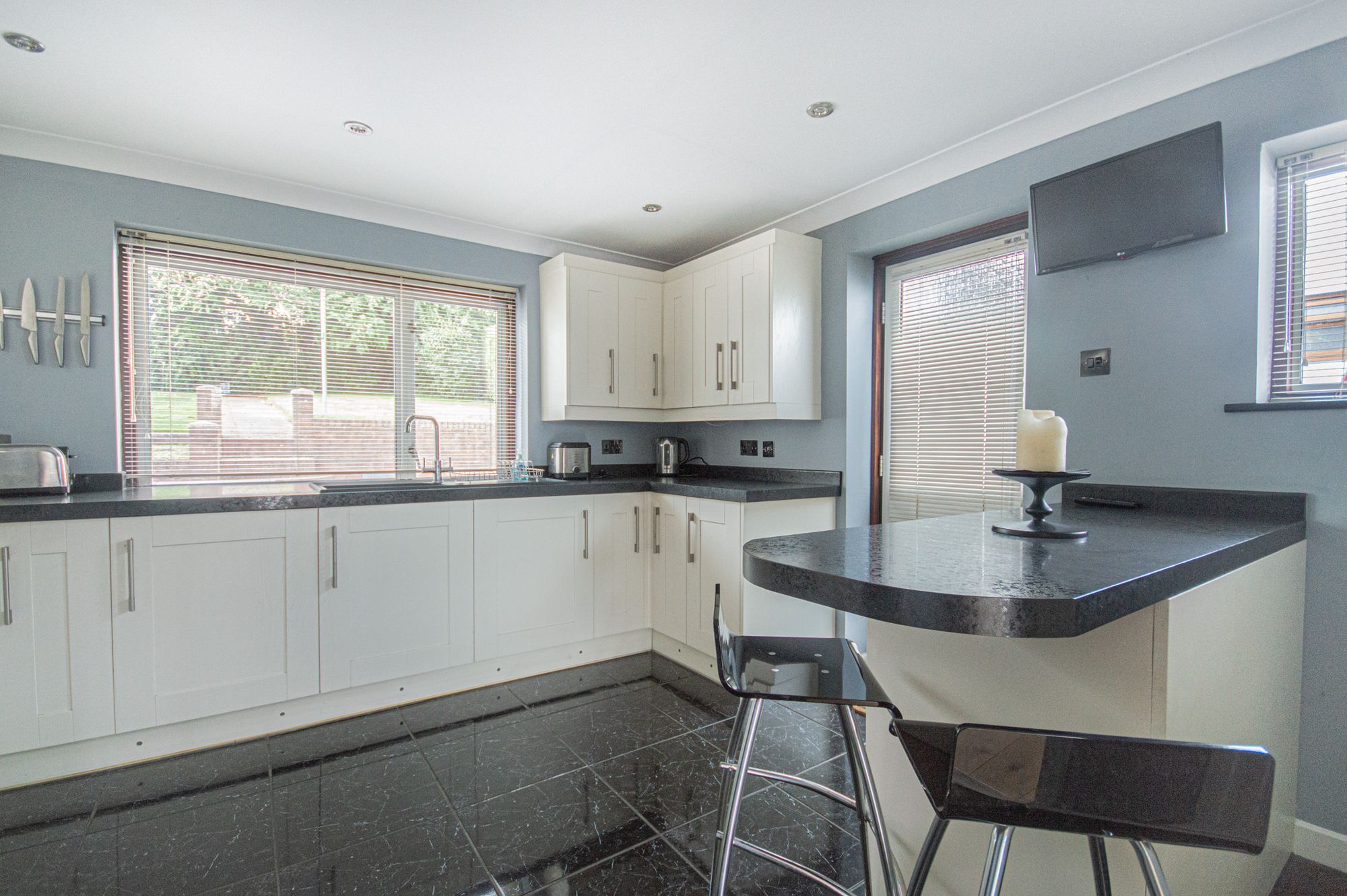 3 bed to rent in Fairfield Road, Newport 1