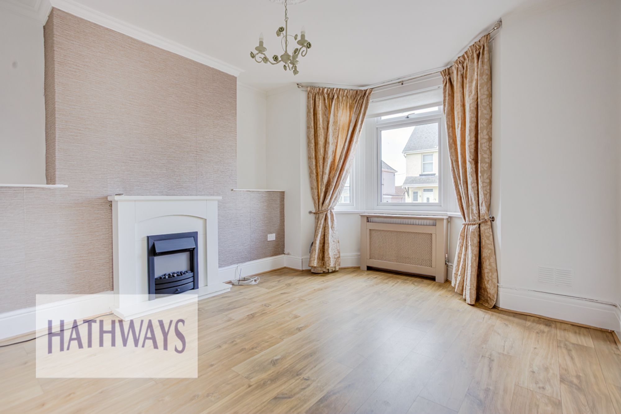 3 bed semi-detached house to rent in Hillcrest Road, Pontypool 2