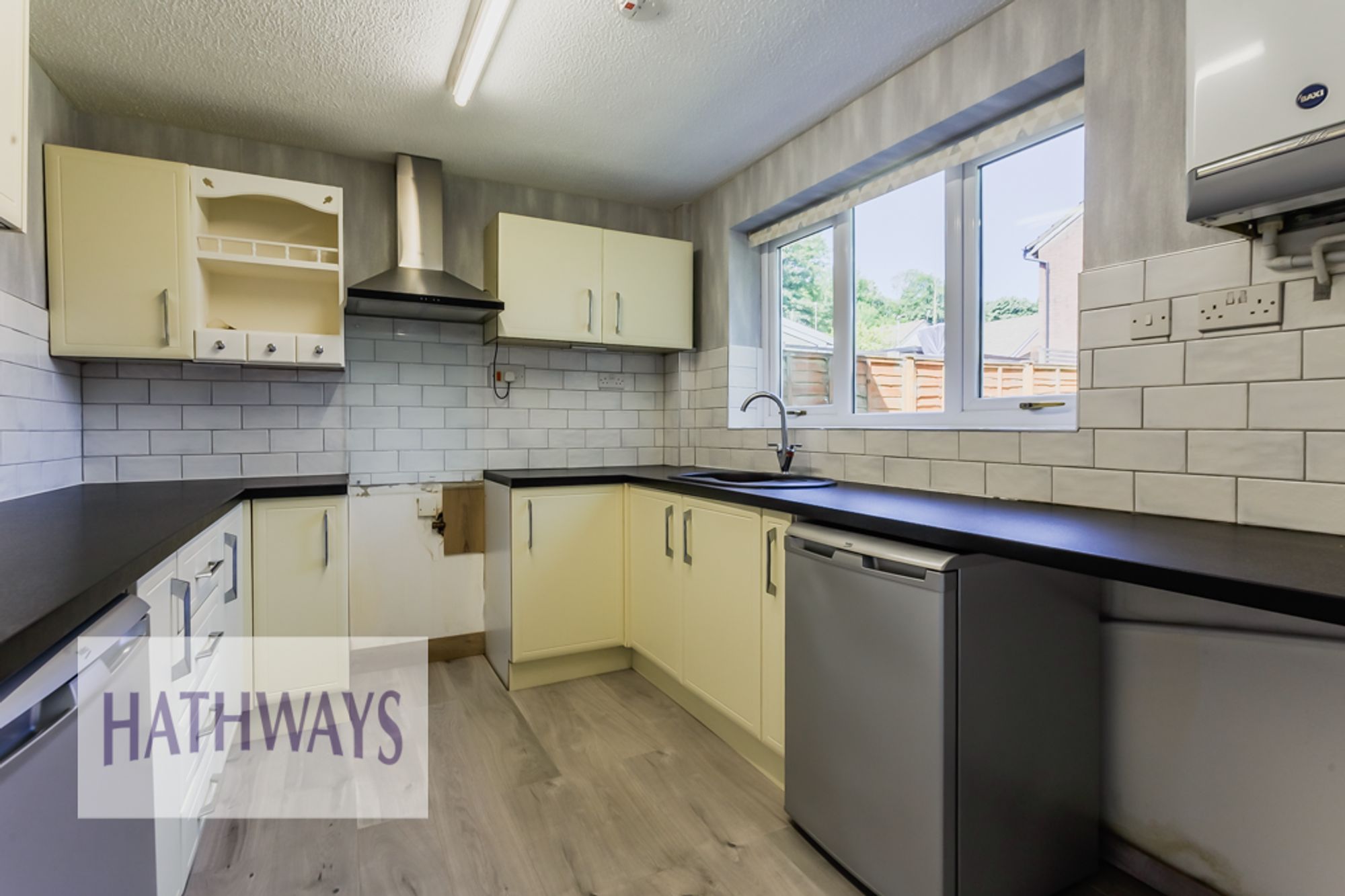 4 bed detached house to rent in The Brades, Newport 11