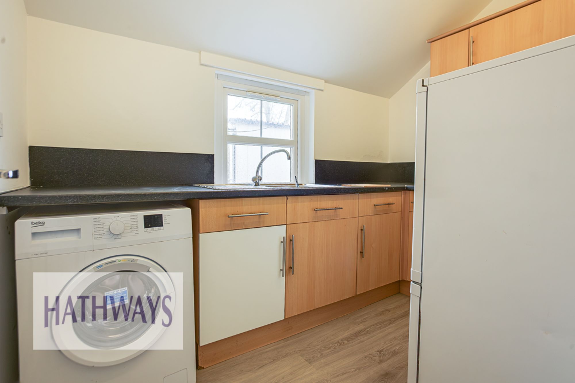 2 bed flat to rent in Windsor Road, Pontypool 5