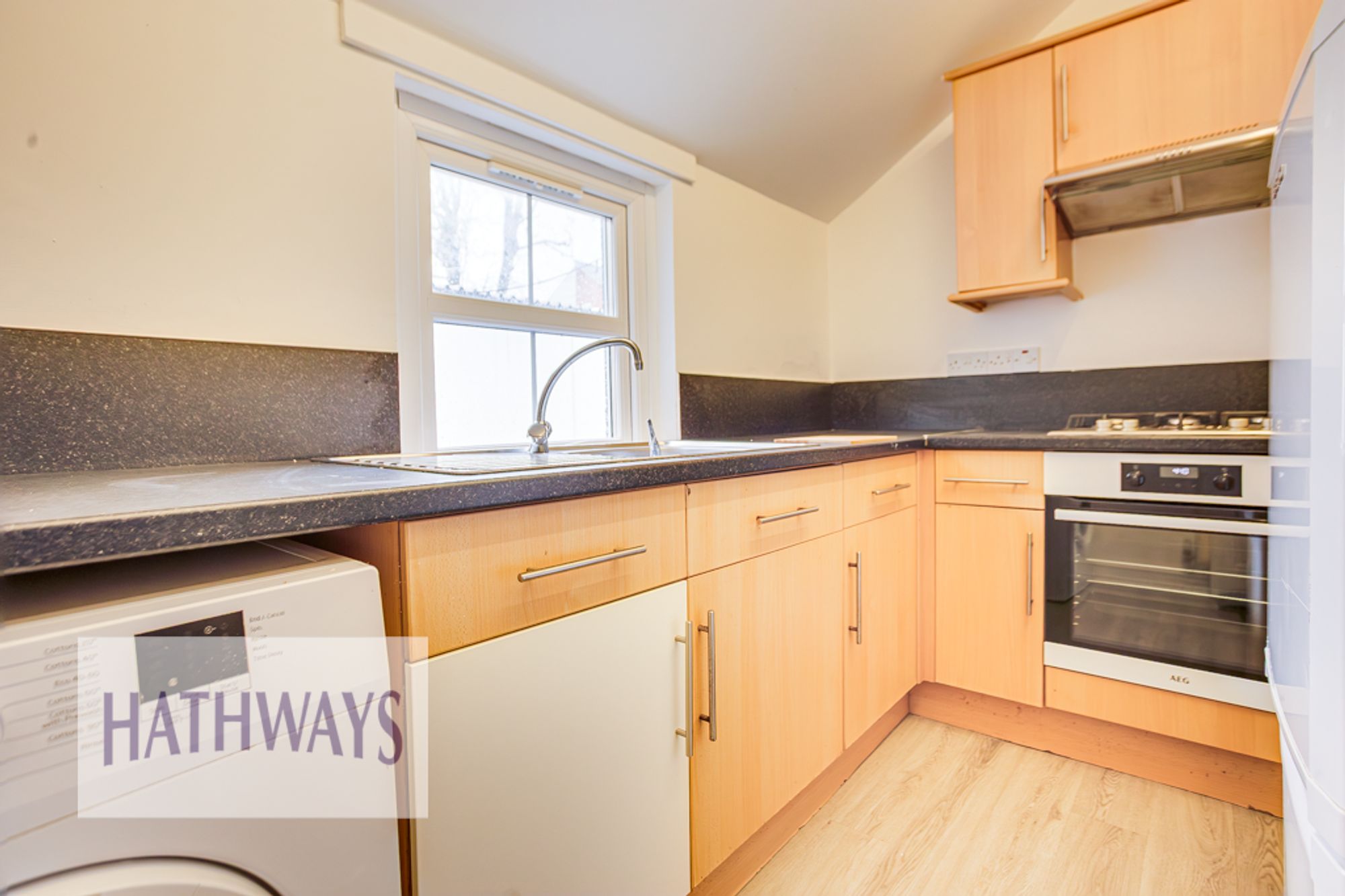 2 bed flat to rent in Windsor Road, Pontypool 4