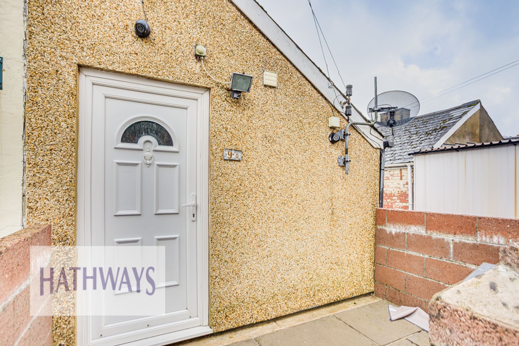 2 bed flat to rent in Windsor Road, Pontypool, NP4