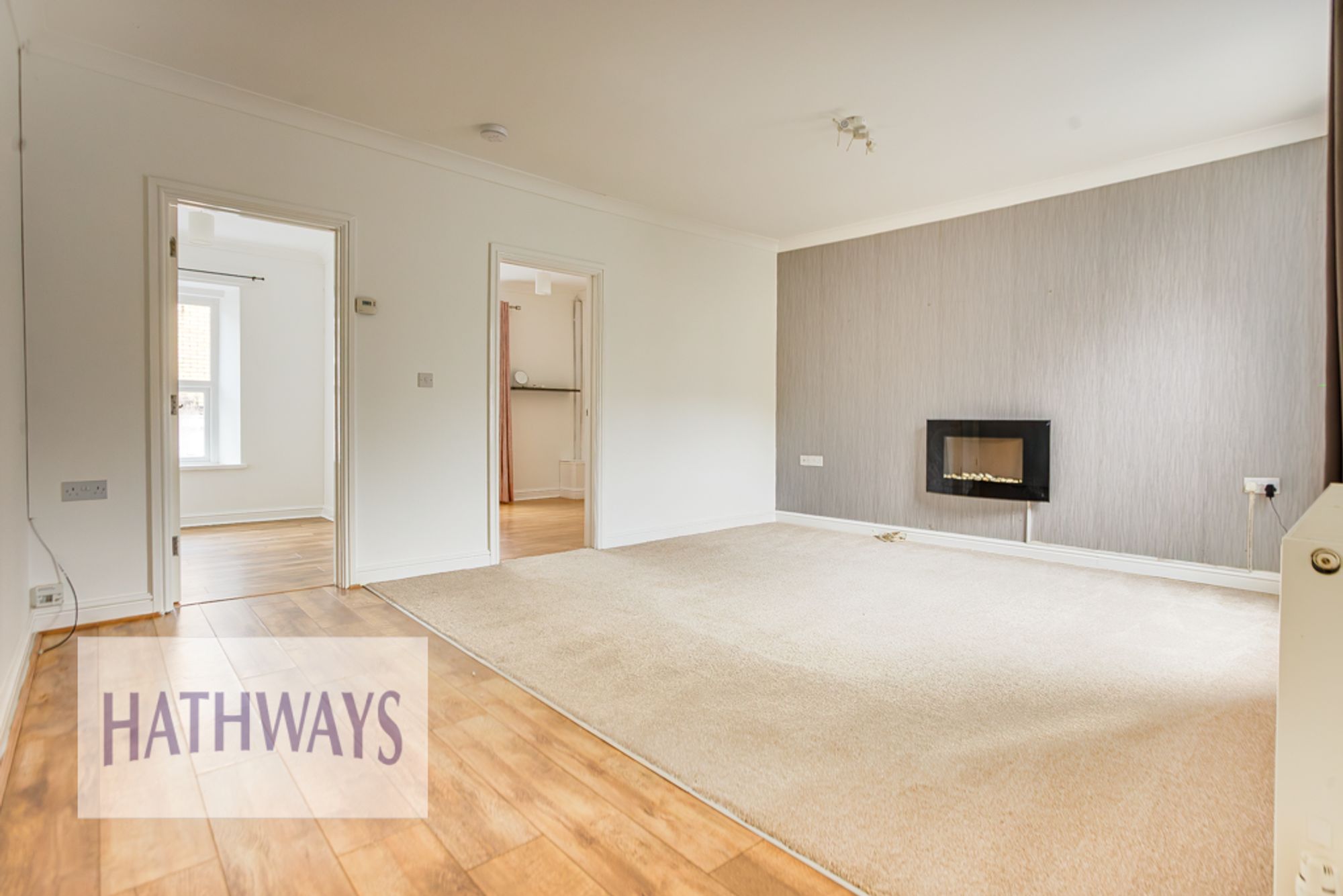 2 bed flat to rent in Windsor Road, Pontypool 1