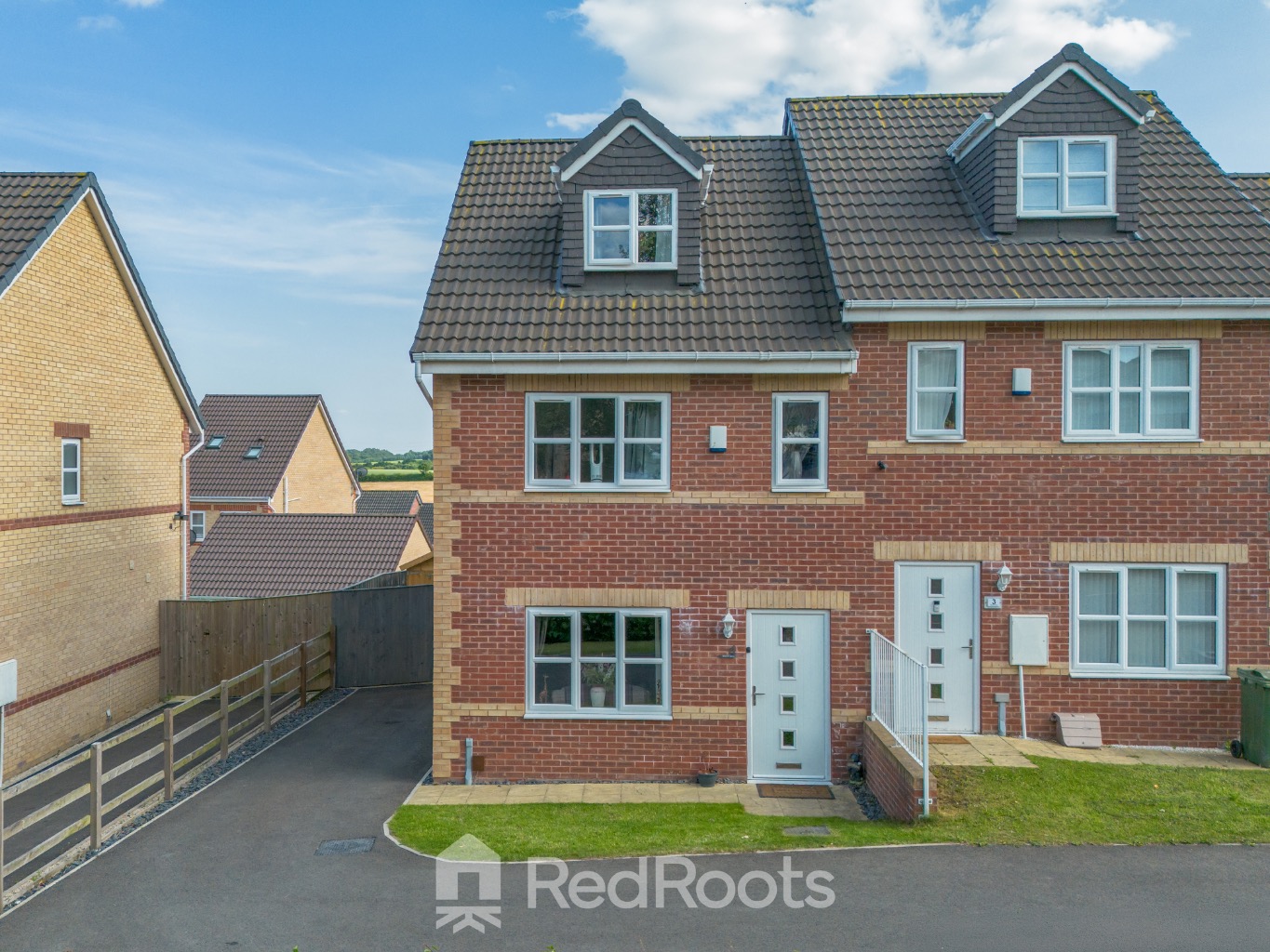 4 bed town house for sale in Treetop Mews, South Kirkby, Pontefract, West Yorkshire, WF9 - Property Image 3