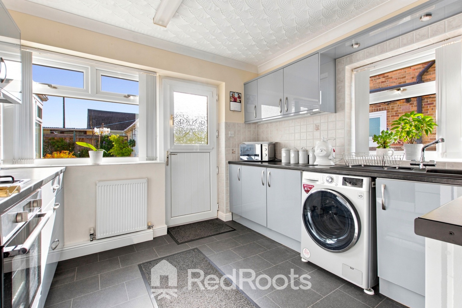 3 bed semi-detached bungalow for sale in South Elmsall, Pontefract, West Yorkshire, WF9  - Property Image 10