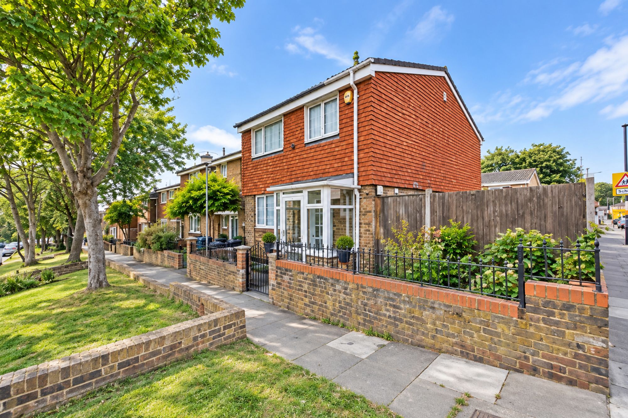 4 bed end of terrace house to rent in Raglan Road, London, SE18