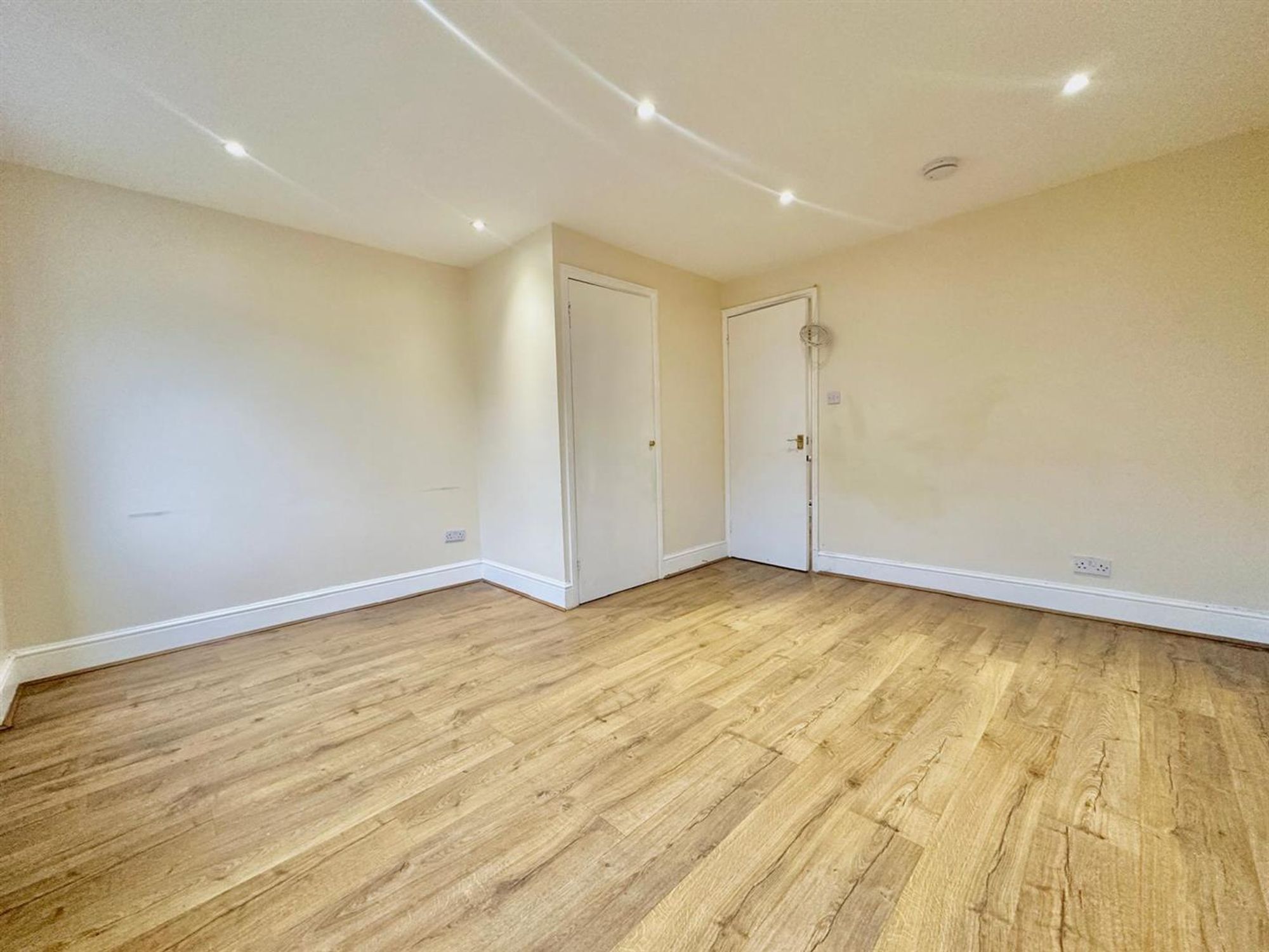 2 bed mid-terraced house for sale in Nickelby Close, London 3