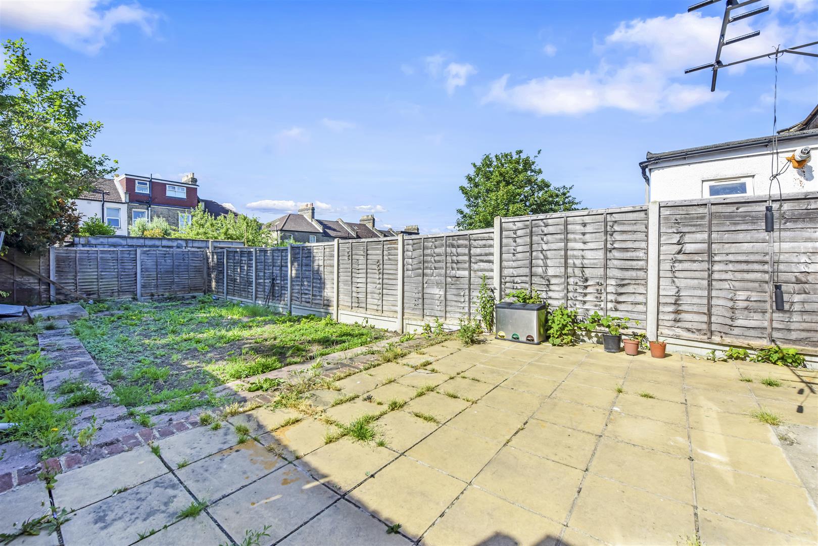 3 bed house to rent in Killearn Road, London 10