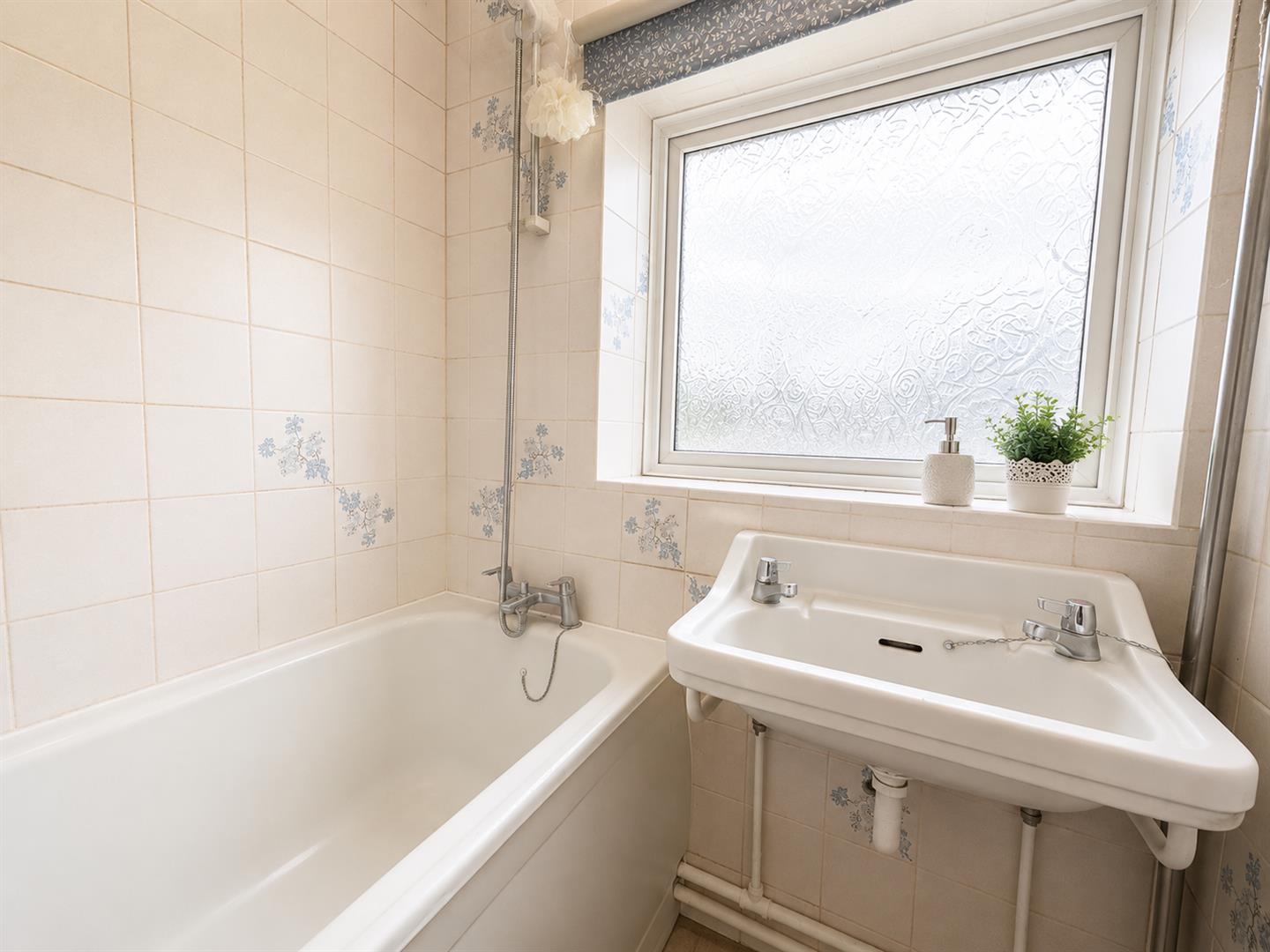 3 bed end of terrace house to rent in Hildenborough Gardens, Bromley 4