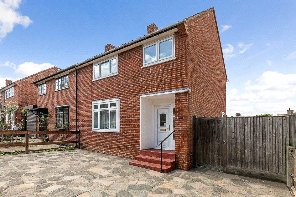 3 bed end of terrace house to rent in Hildenborough Gardens, Bromley - Property Image 1