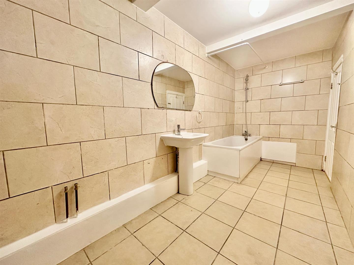 3 bed flat to rent in Eltham Road, London 6