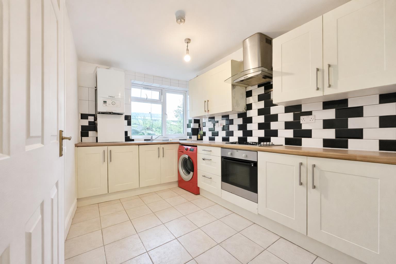 3 bed flat to rent in Eltham Road, London 3