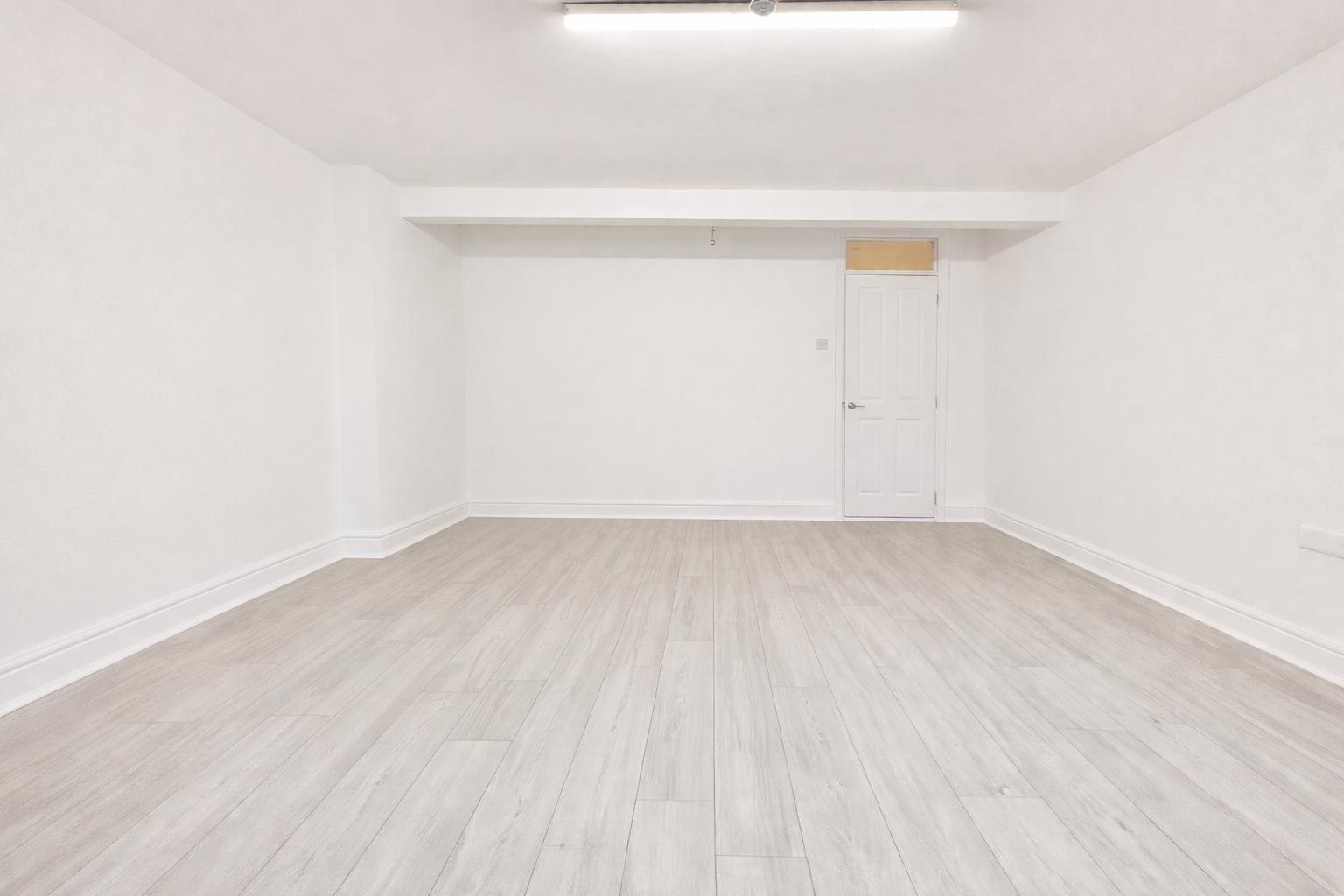 3 bed flat to rent in Eltham Road, London  - Property Image 2