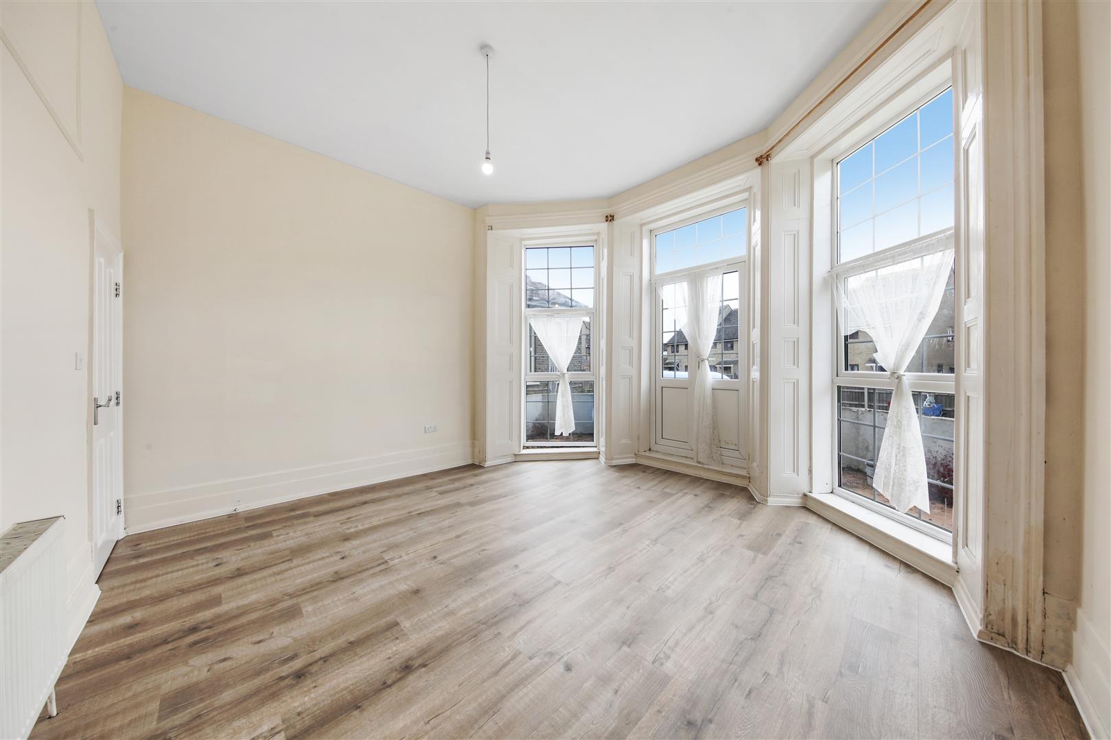 3 bed flat to rent in Eltham Road, London 2