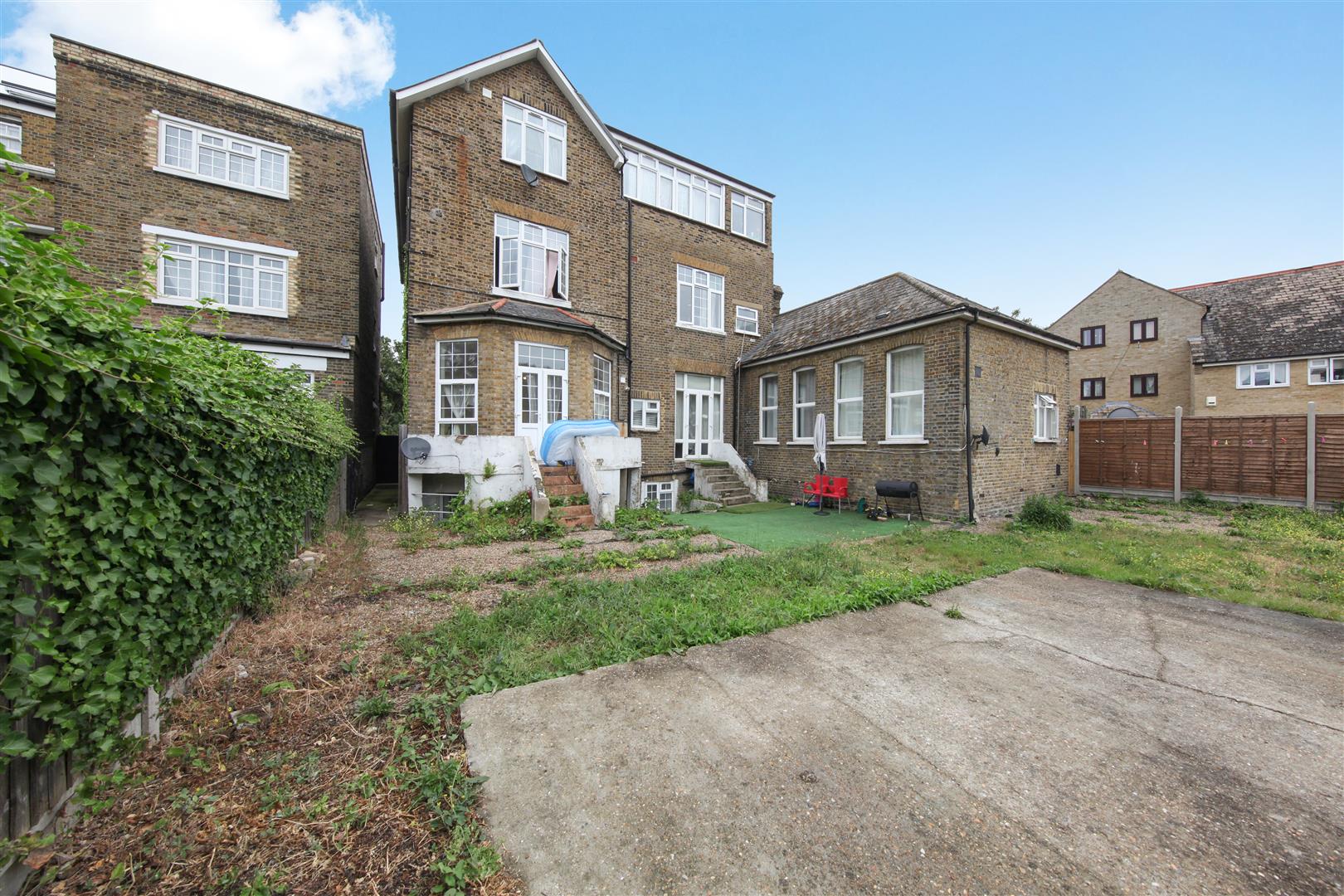 3 bed flat to rent in Eltham Road, London 10