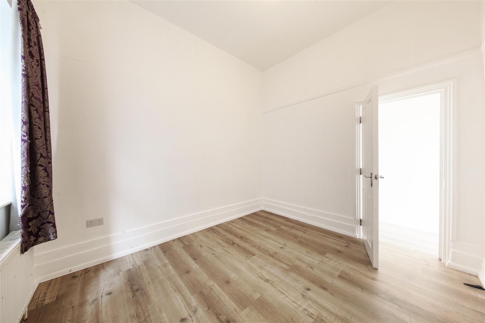 3 bed flat to rent in Eltham Road, London 7