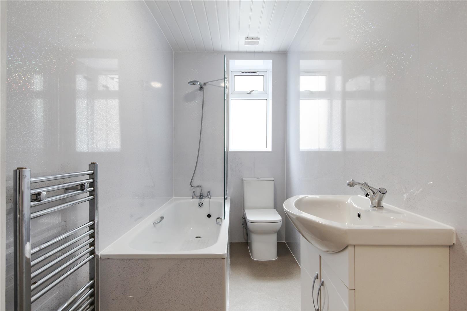 3 bed flat to rent in Eltham Road, London 9