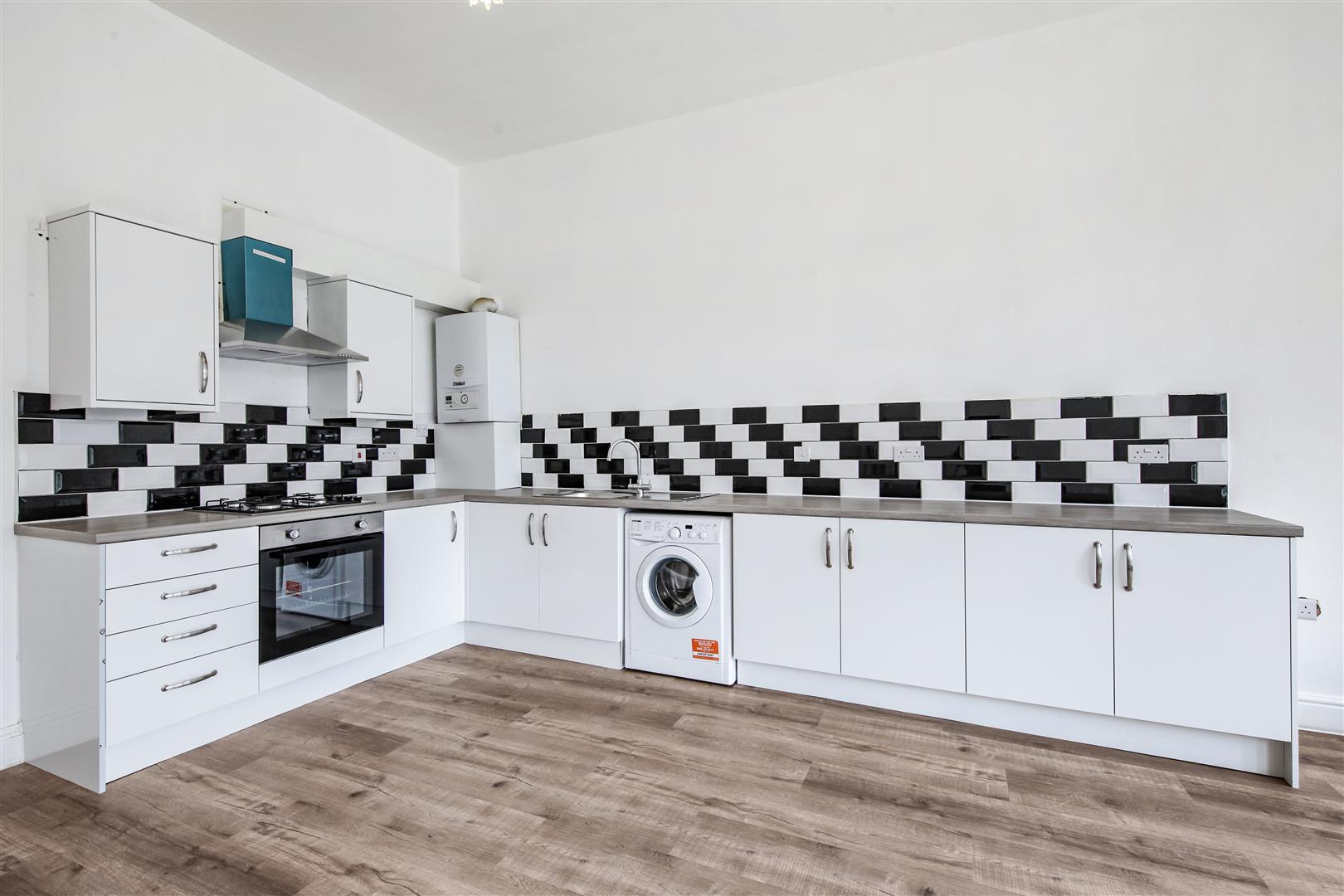 3 bed flat to rent in Eltham Road, London, SE12