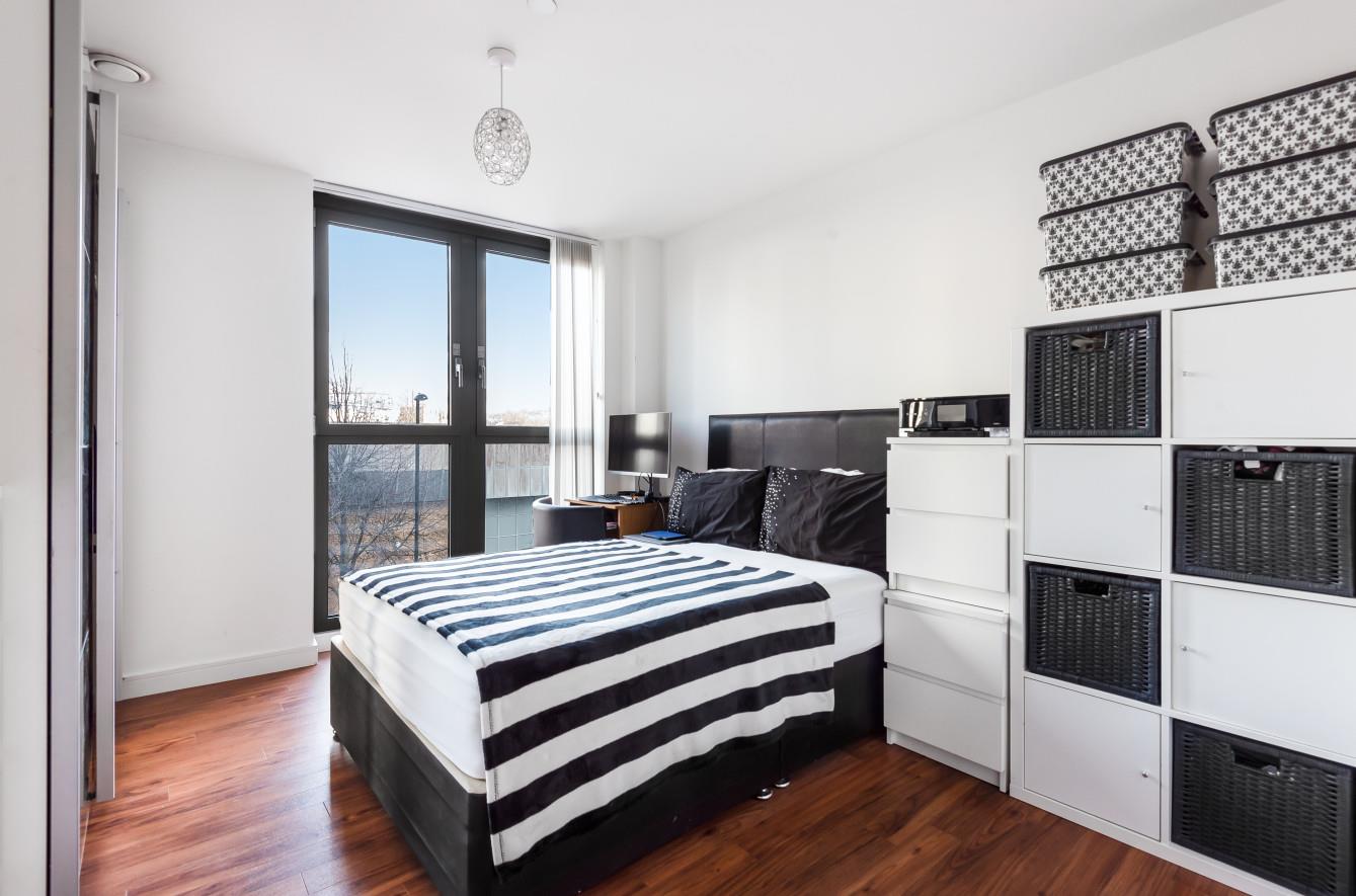 2 bed flat for sale in Elmira Street 5