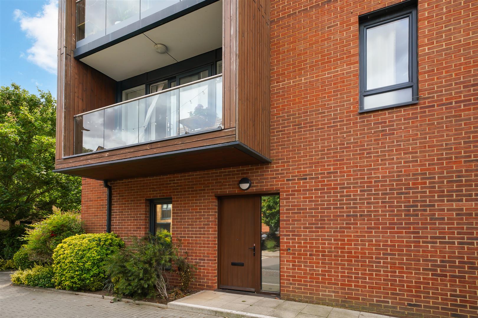 3 bed house for sale in Dowding Drive, SE9 