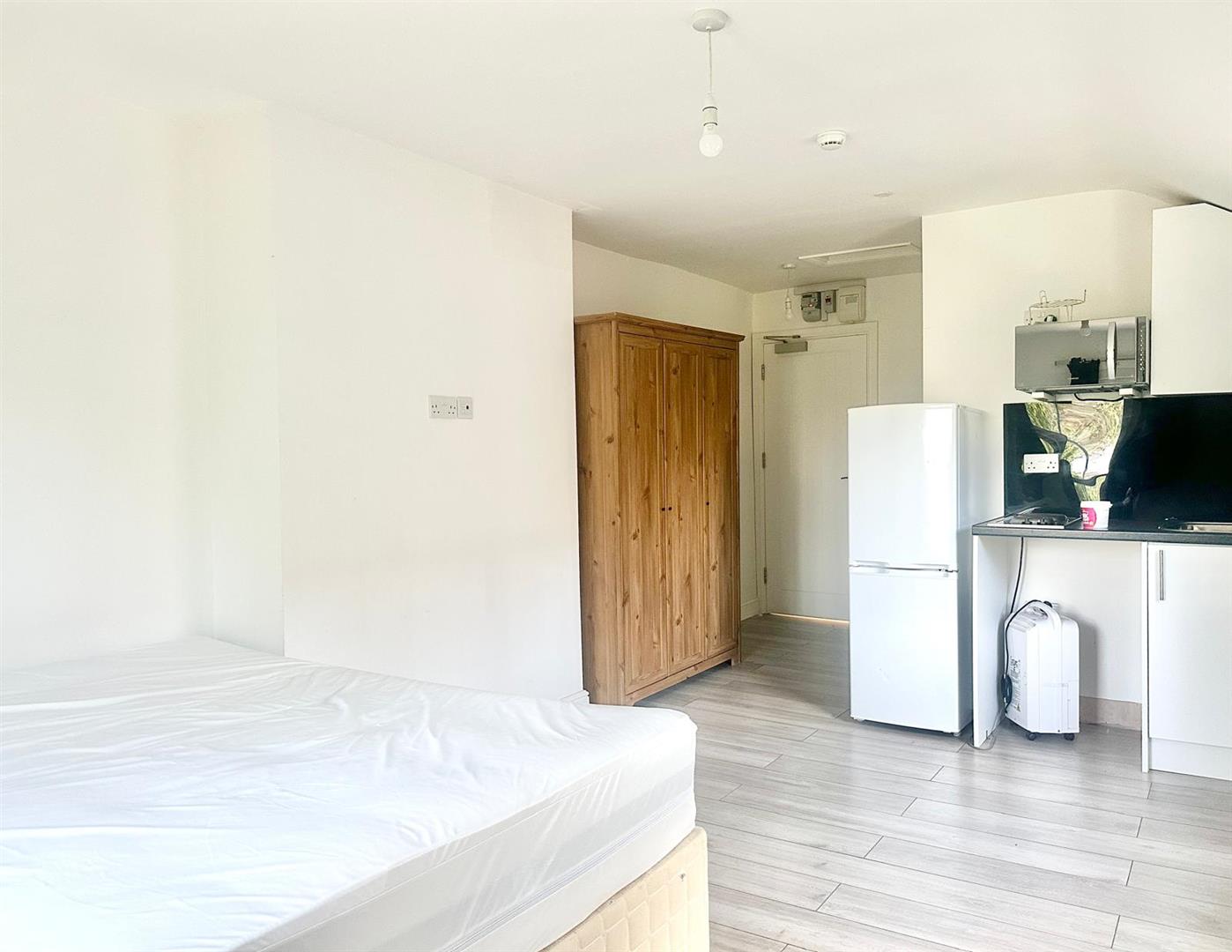 1 bed terraced house to rent in Brownhill Road, Catford  - Property Image 2