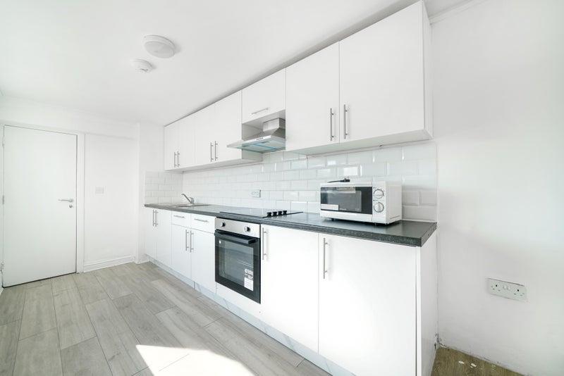 1 bed house to rent in Crescent Road, London  - Property Image 3
