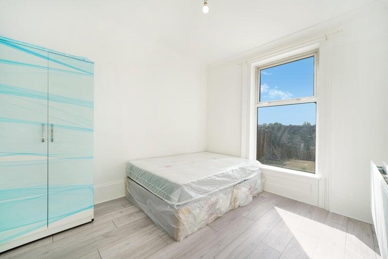 1 bed house to rent in Crescent Road, London  - Property Image 2