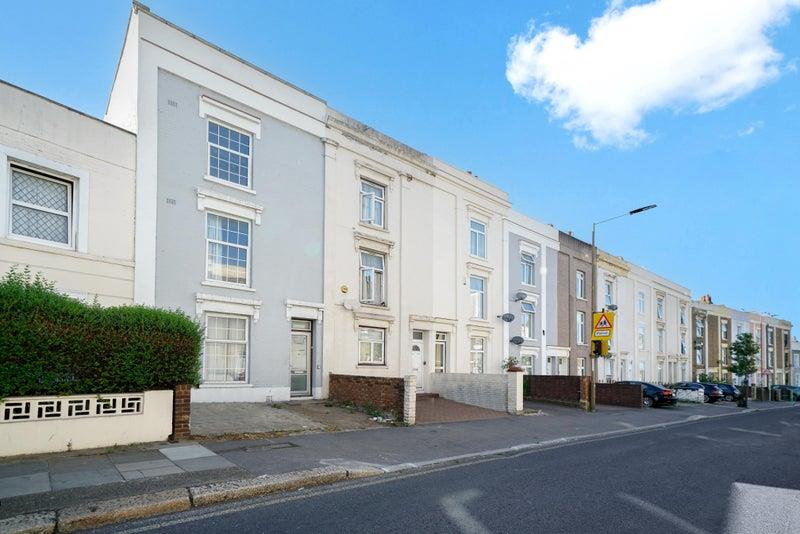 1 bed house to rent in Crescent Road, London - Property Image 1