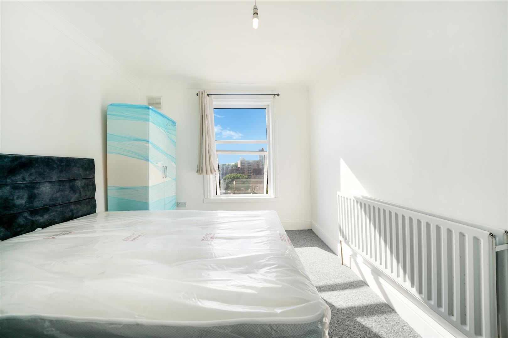 1 bed house share to rent in Crescent Road, London 3