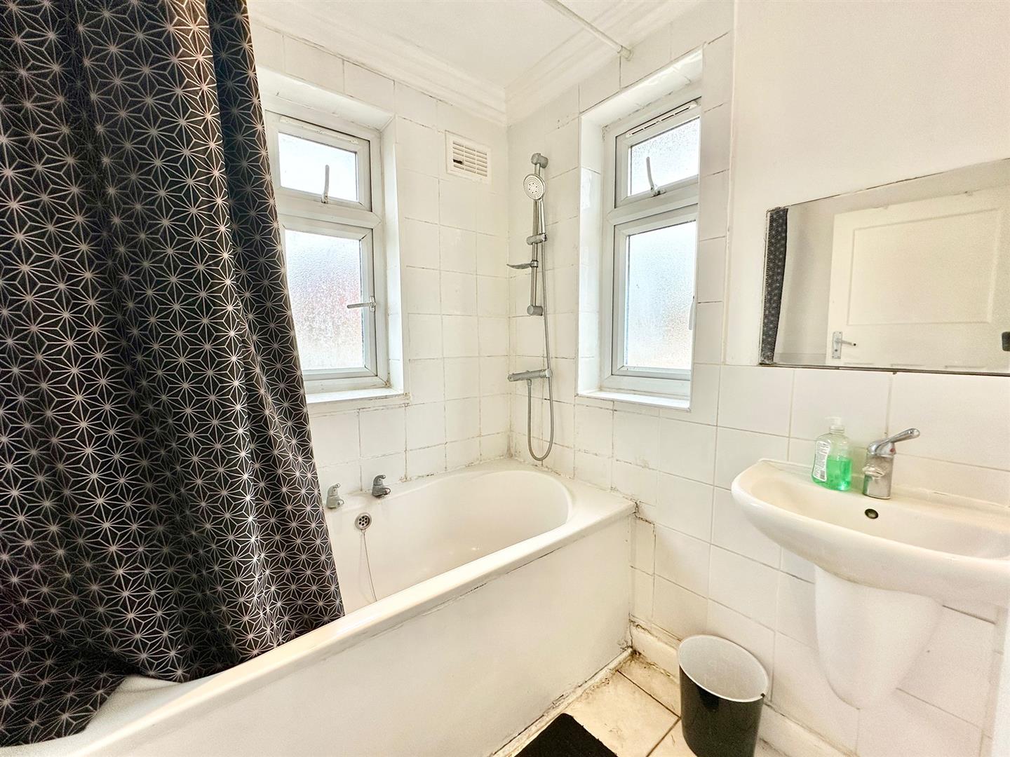 House to rent in Winsford Road, London 3