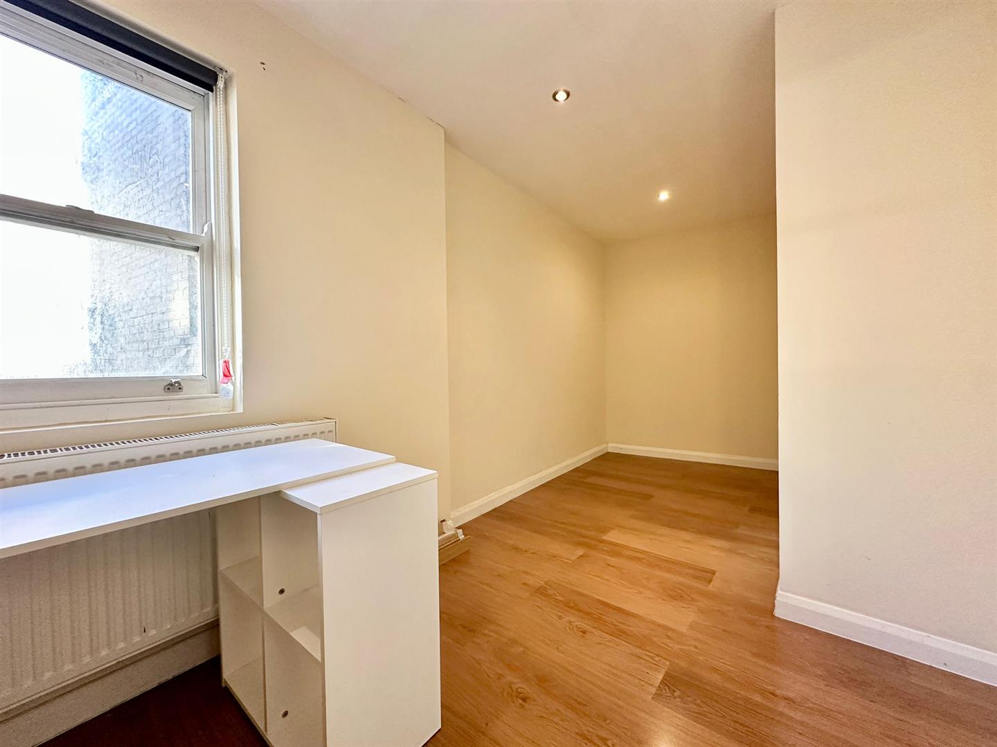 2 bed flat to rent in Deptford Broadway, London 2