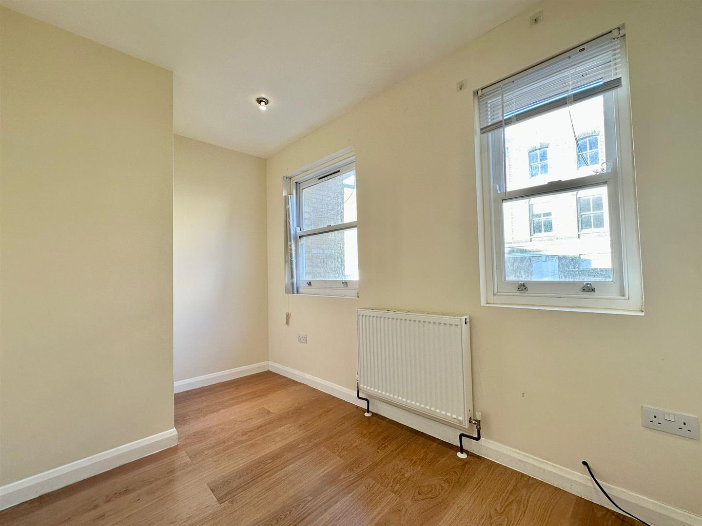 2 bed flat to rent in Deptford Broadway, London 5