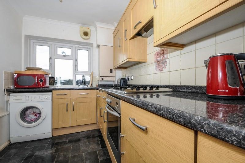 3 bed flat to rent in Bromley Road, London 4