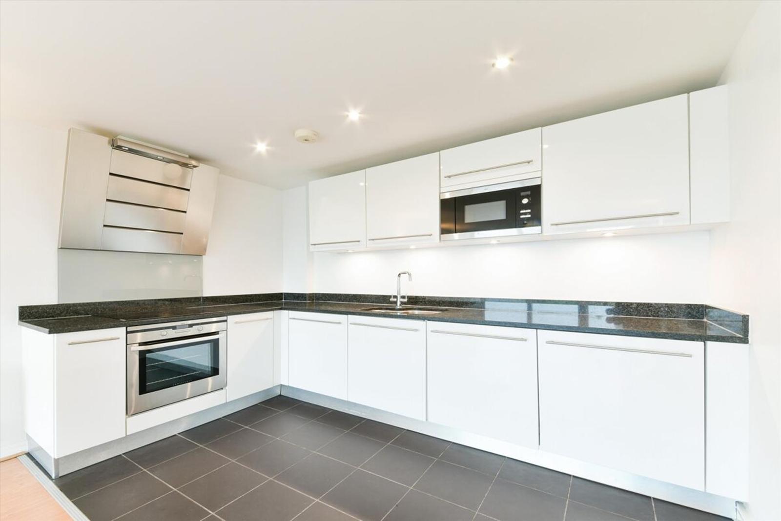2 bed flat to rent in Argyll Road, London 2