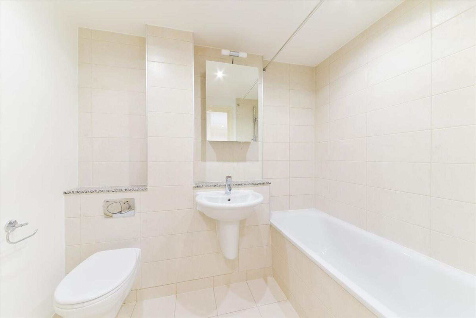 2 bed flat to rent in Argyll Road, London 6
