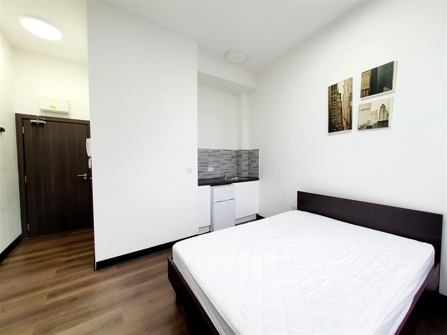 House to rent in Parish Lane, London 1