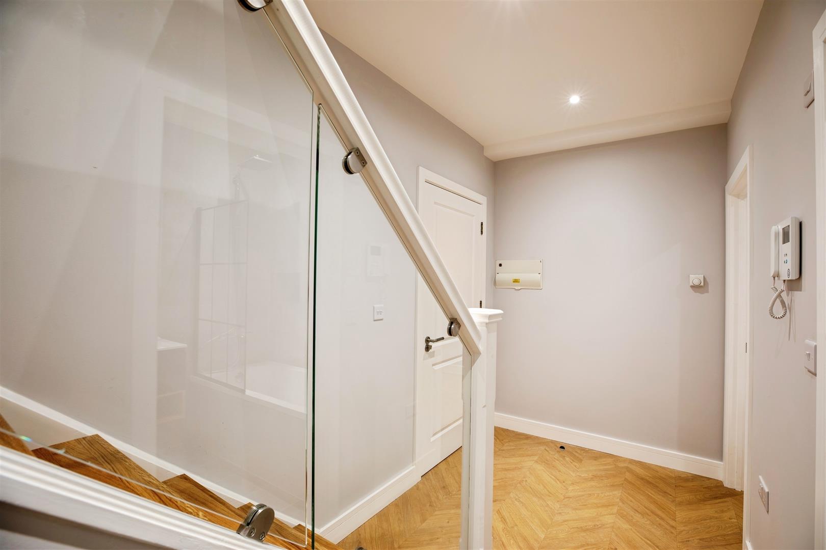 2 bed flat to rent in Limes Grove, London 8