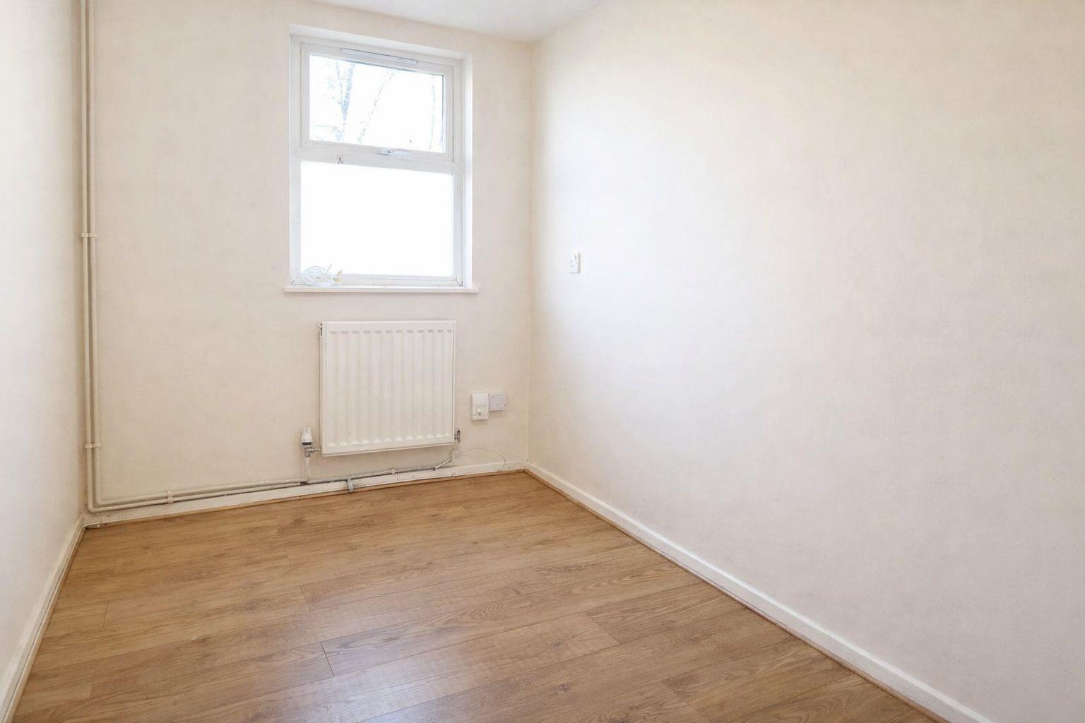 2 bed flat to rent in Hope Close, London 9