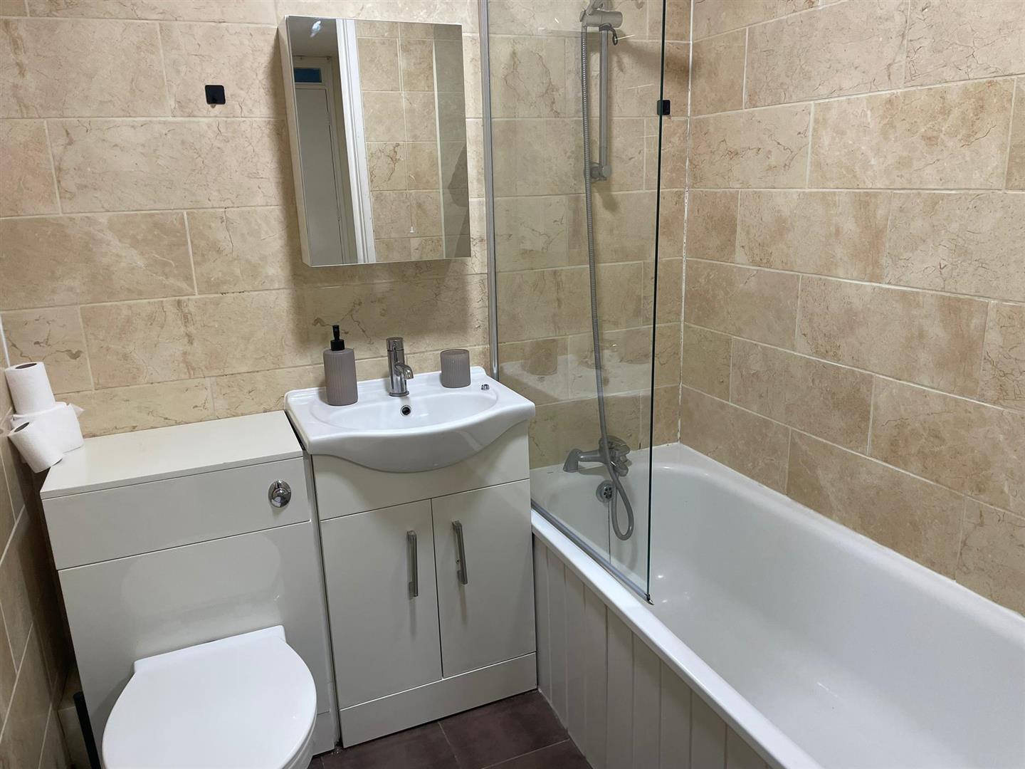 2 bed flat to rent in Hope Close, London 6