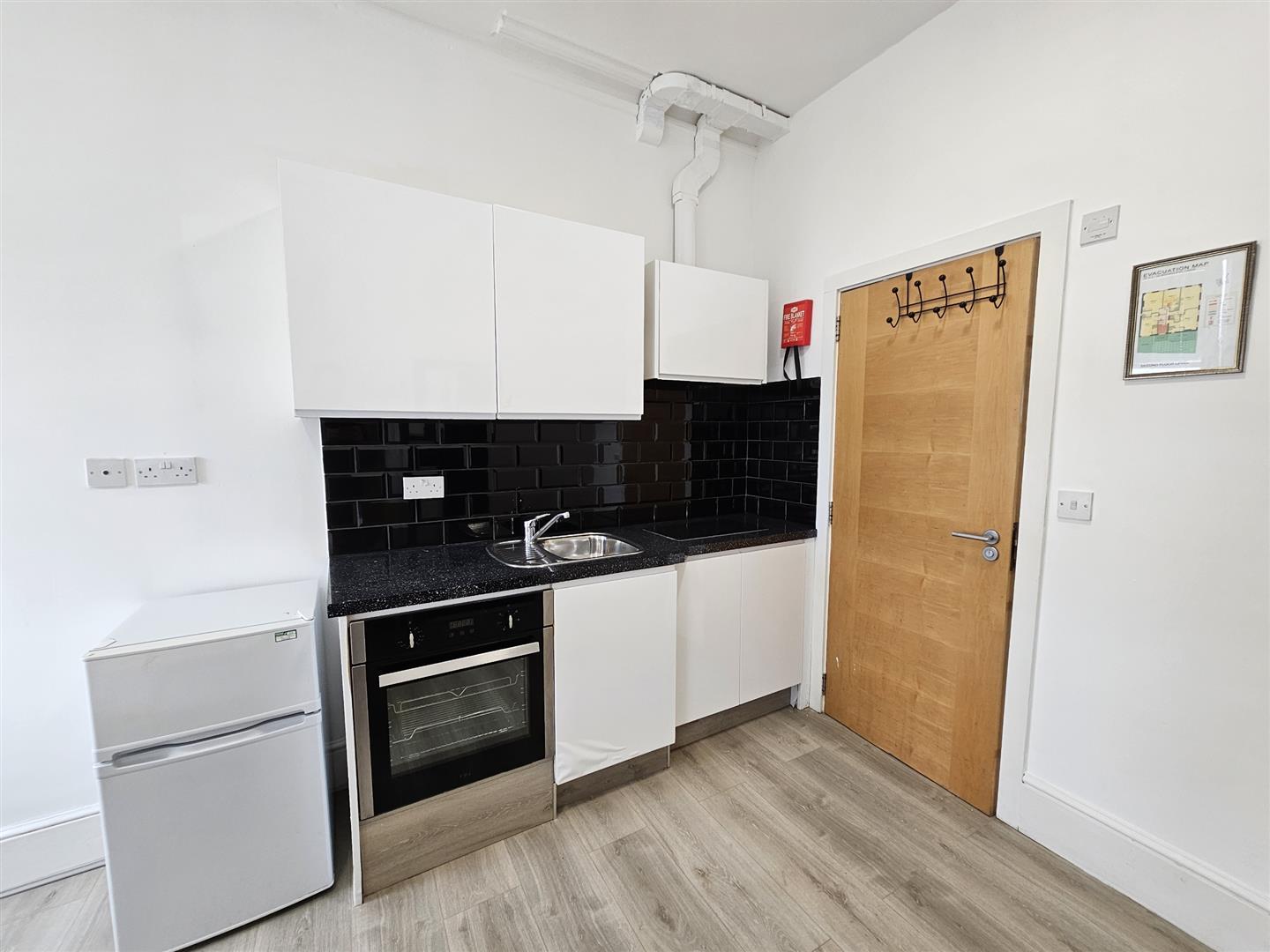 Flat to rent in Woolwich Road, London - Property Image 4