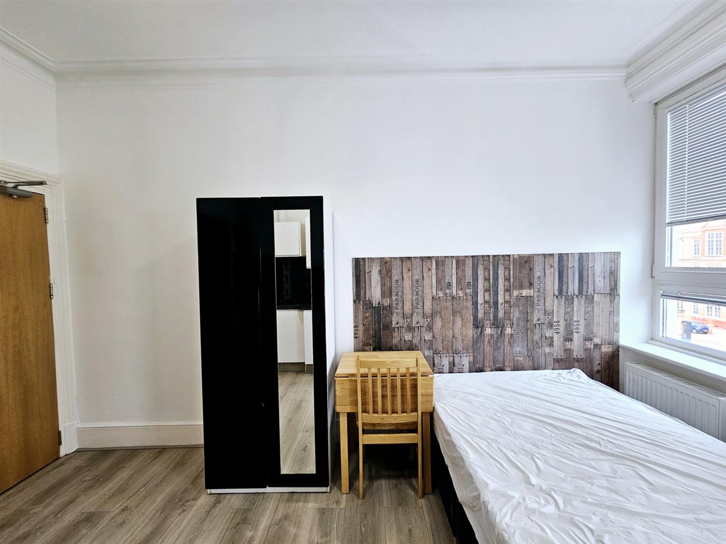 Flat to rent in Woolwich Road, London 2