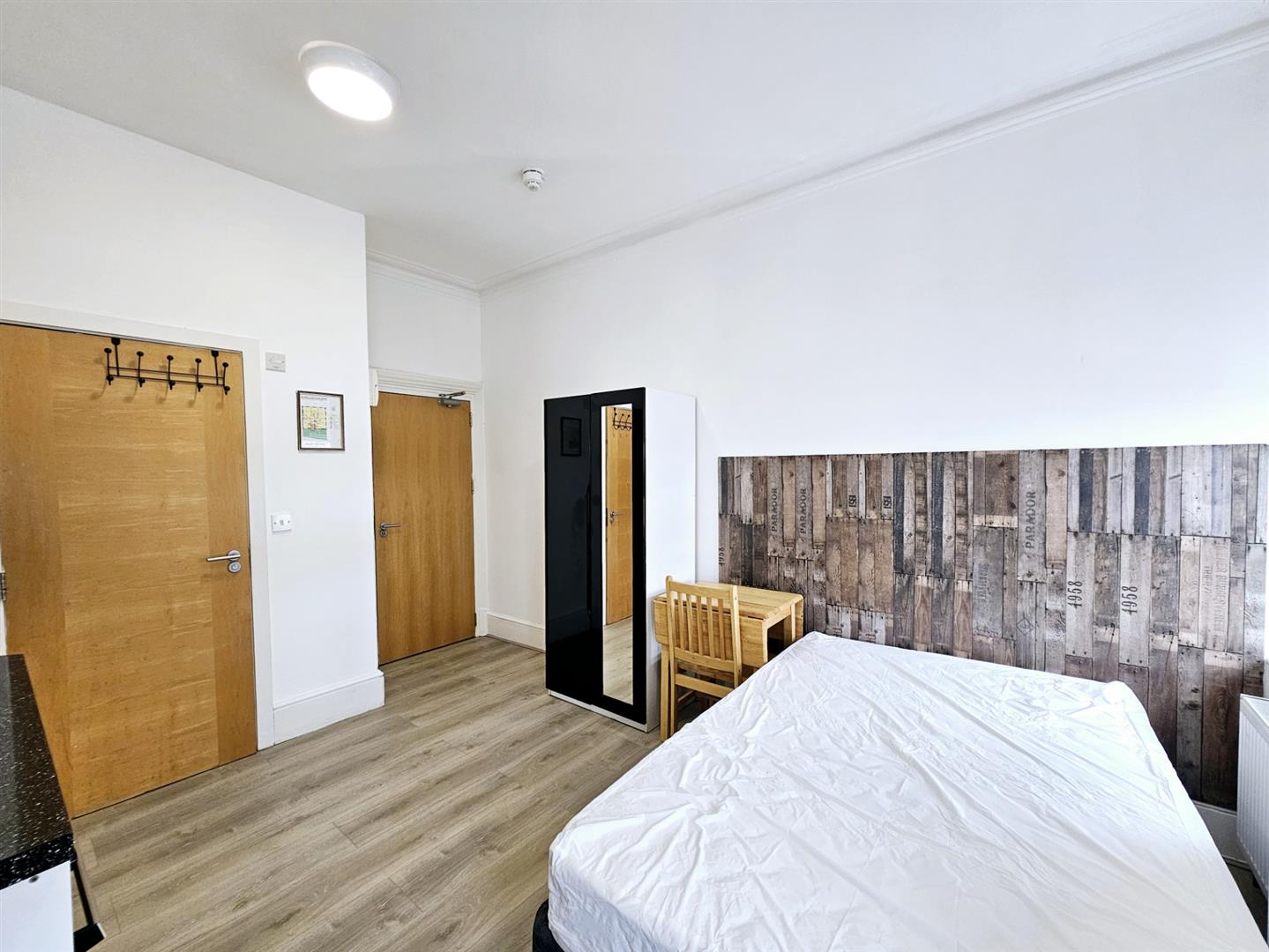 Flat to rent in Woolwich Road, London - Property Image 1