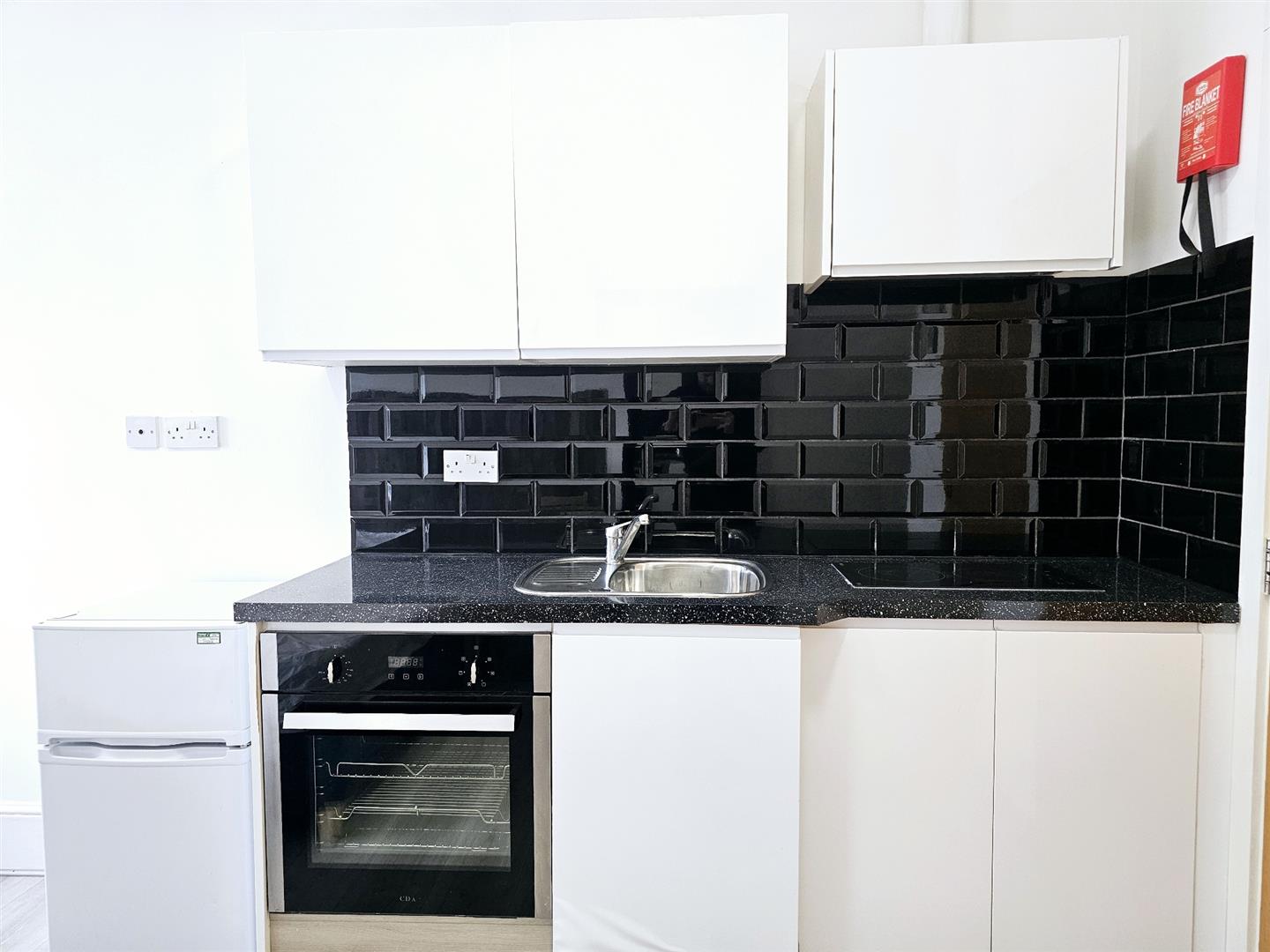 Flat to rent in Woolwich Road, London - Property Image 6