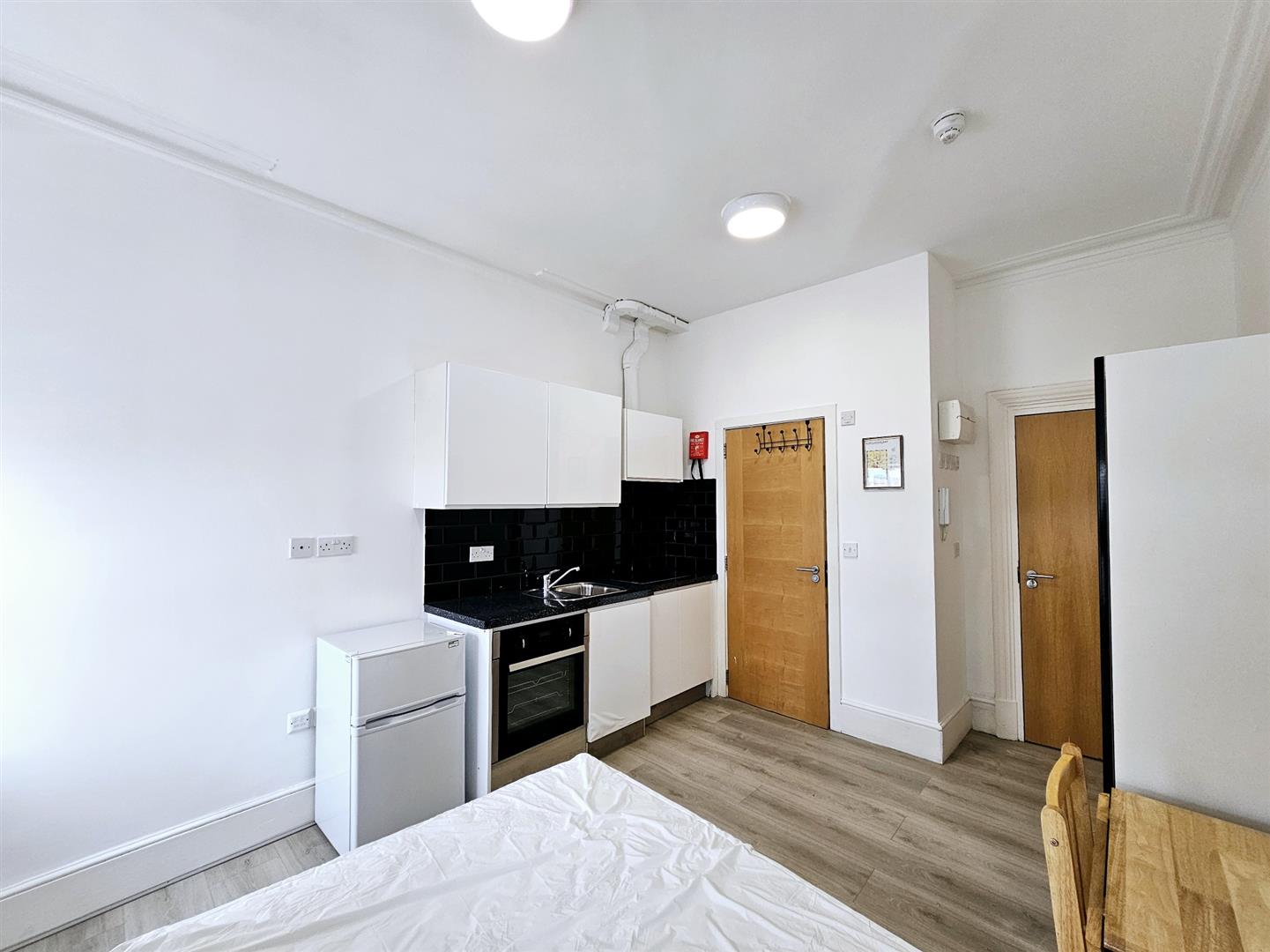 Flat to rent in Woolwich Road, London - Property Image 5