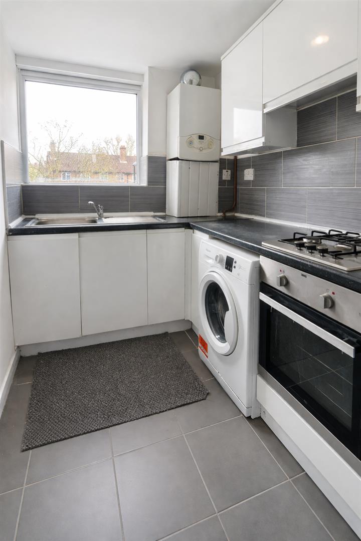 3 bed flat to rent in Brockley Road, London  - Property Image 3
