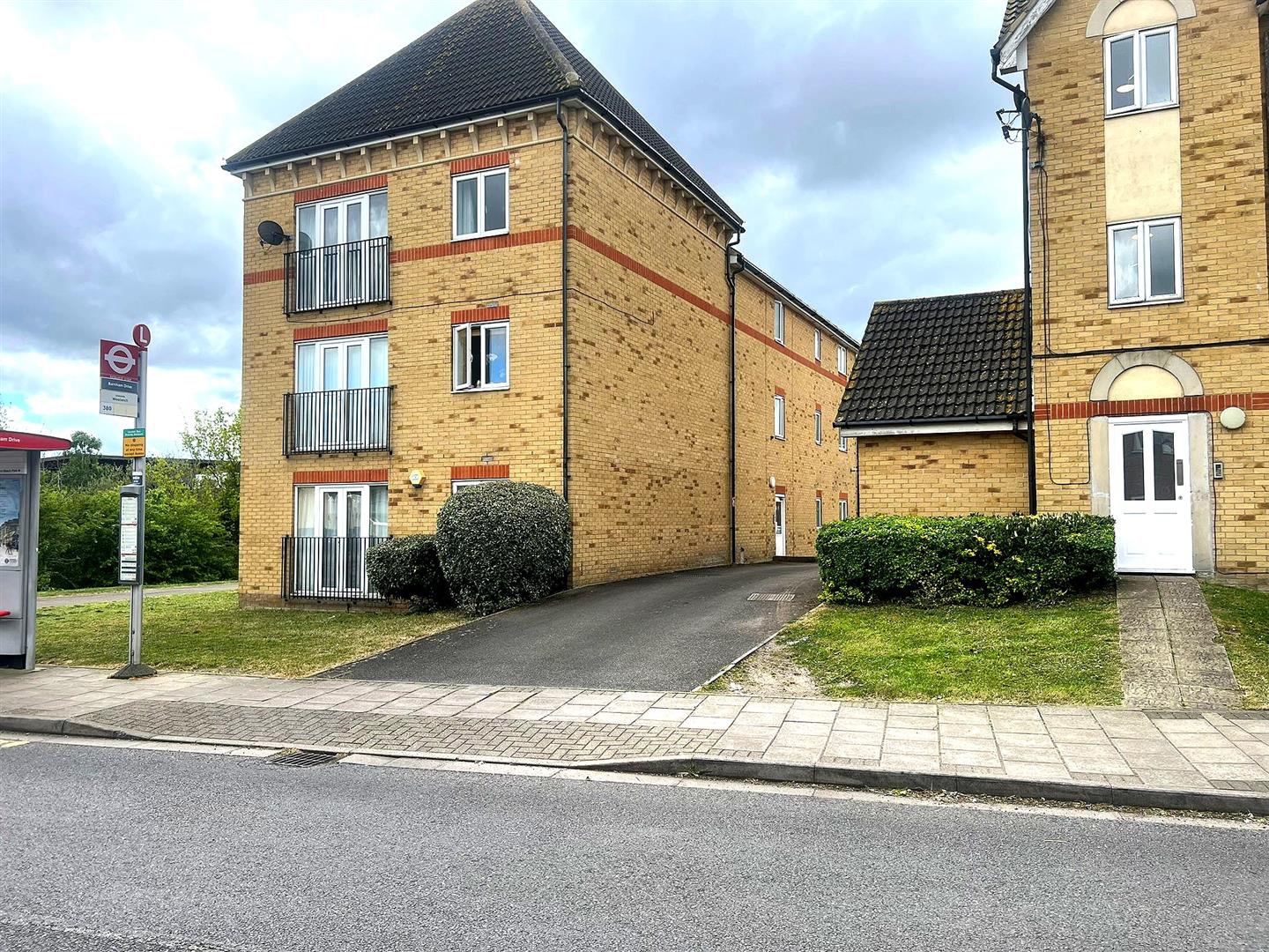2 bed house to rent in Hill View Drive, Thamesmead 2