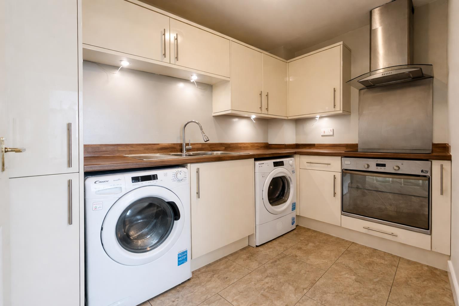 2 bed house to rent in Hill View Drive, Thamesmead 4