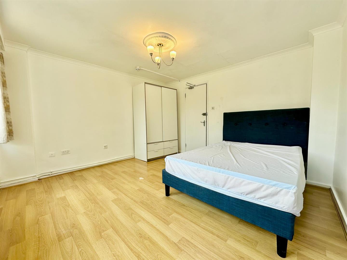 4 bed house to rent in Addison Road, London 5