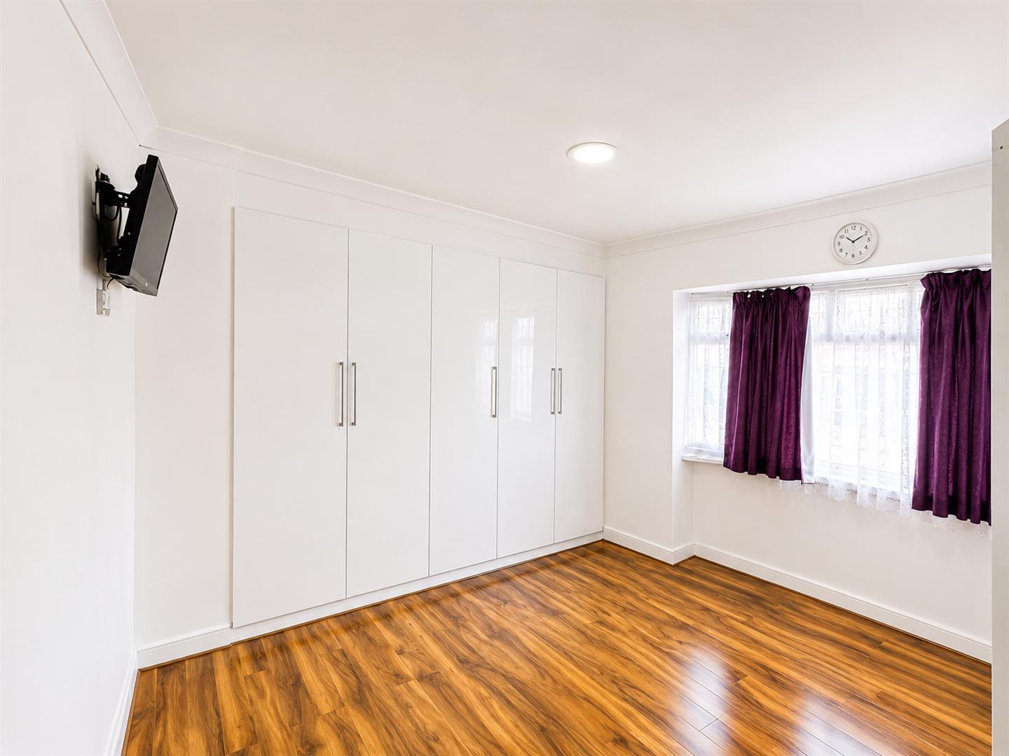3 bed semi-detached house to rent in Madison Crescent, Bexleyheath 5